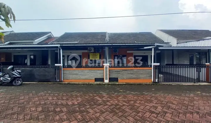 Two Plots of Land Combined into One Semi-Furnished House in Pondok Permai Kasihan, Ready to Occupy & Strategically Located