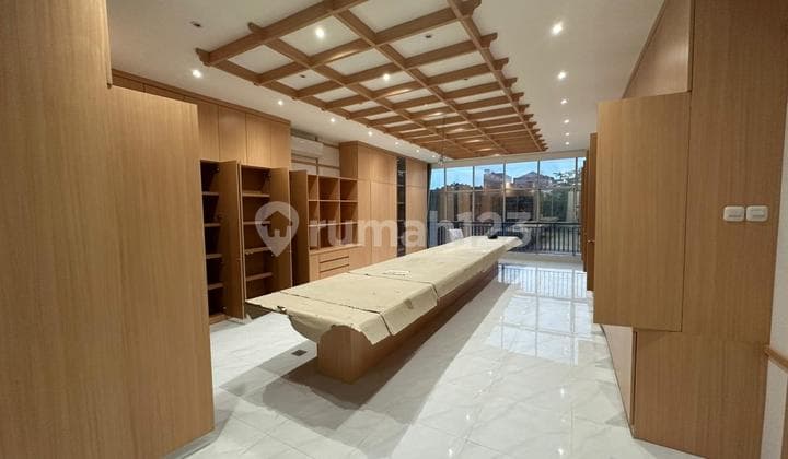 Siap Huni, Ruko, 4 Lantai, Dekat Pusat Perbelanjaan, Bebas Banjir