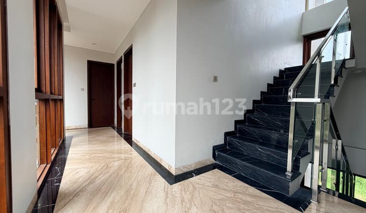 Rumah, 4 Lantai, SHM, Hunian Premium dengan Desain Modern