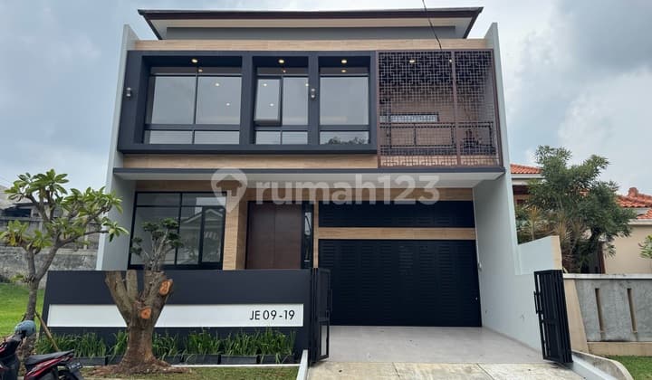Rumah Mewah Modern dengan Kolam Renang Pribadi - Lokasi Strategis
