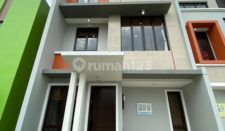 Frans Cen-Rumah Baru Dijual Rumah di Casajardin.cluster.. .Wow Bagus Lokasi Lt.6x12/ 3 Lantai
