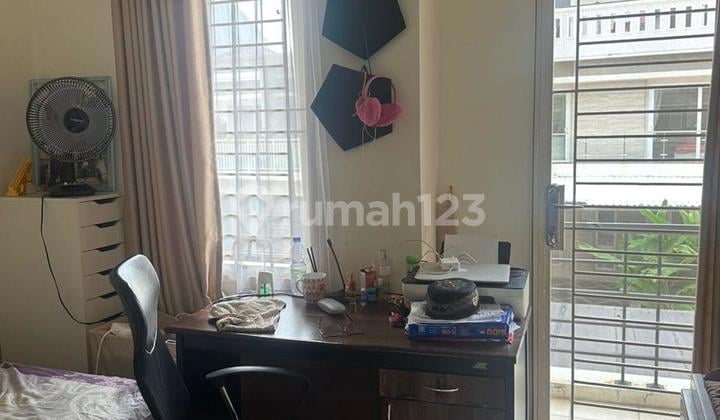 Frans Cen-Murah-Rumah Dijual di Green Mansion. Modern Minimalis, Jarang Ada.bu LT. 102 M2 (6X15 ) Bentuk Ngantong/Besar Belakang (Hoki)