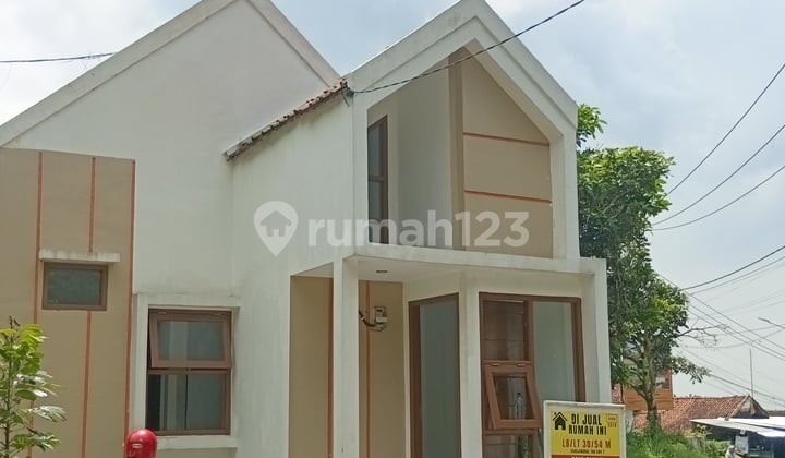 Rumah Scandinavian Siap Huni Pinggir Jalan Dekat Tol Cileunyi