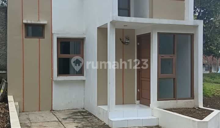 Rumah Pinggir Jalan Desa Letak Akses Mudah Cocok untuk Pasangan Muda