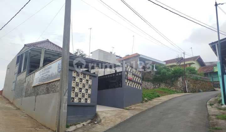 Rumah Siap Huni Pinggir Jalan Ada Kolam Ikan Dekat Tol Cileunyi