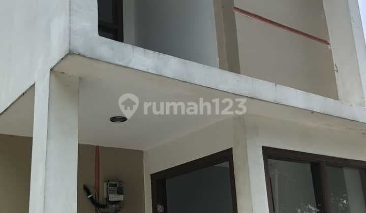 Rumah Scandinavian Pinggir Jalan Dekat Tempat Wisata