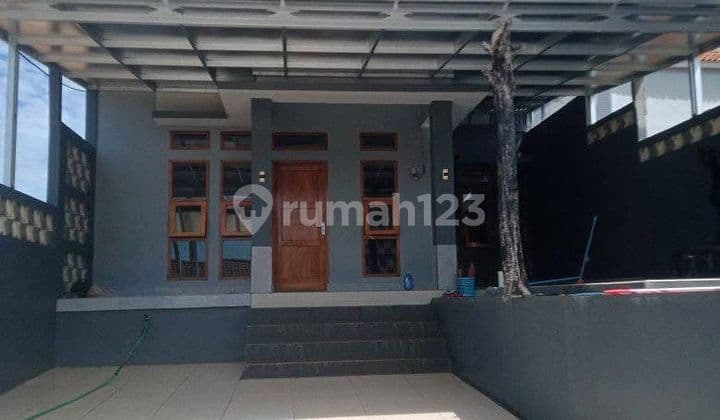 Rumah Modern Samping Jalan Utama Bonus Kanopi dan Kolam Ikan