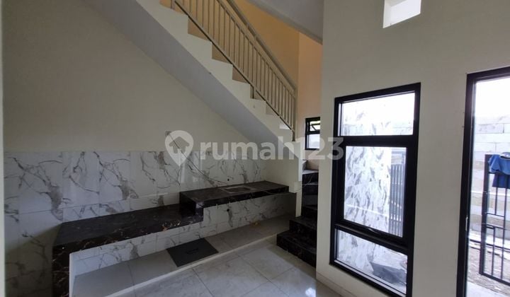 DISEWAKAN RUMAH BARU 2 LANTAI GRESS DAERAH SURABAYA TIMUR KENJERAN NON CARPORT