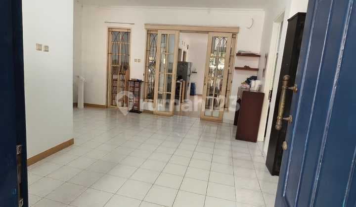 Rumah Nyaman 2 Lantai Dekat Sekolah dan Supermarket