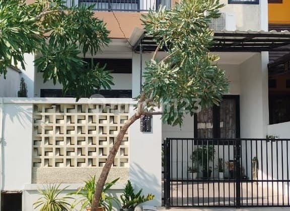Rumah 2 Lantai Semi Furnish di Kemang Pratama, Bekasi
