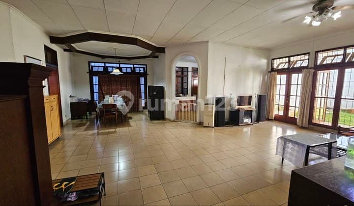 Dijual: Rumah Mewah 2 Lantai di Komplek Karmel, Kebon Jeruk - Tanah Luas & Lokasi Strategis!