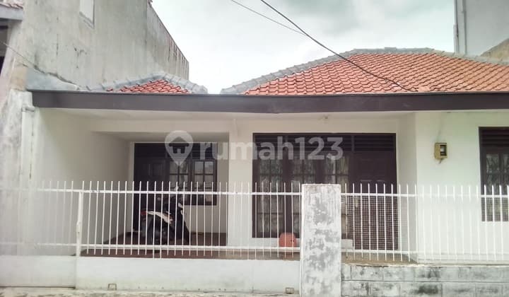 Rumah SHM Hadap Timur Bangunan 1 Lantai Siap Huni di Radio Dalam