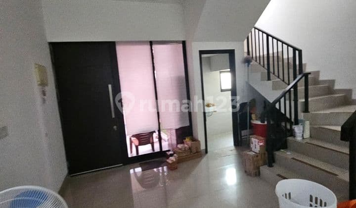 Rumah Bangunan 2 Lantai dengan Balkon dan Free AC di Pik, Jakut
