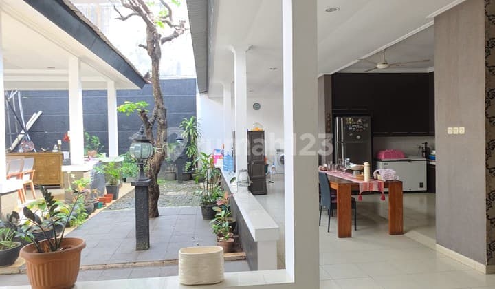 Rumah Mewah Kawasan Elit 1.5 Lantai Hadap Timur Laut di Menteng