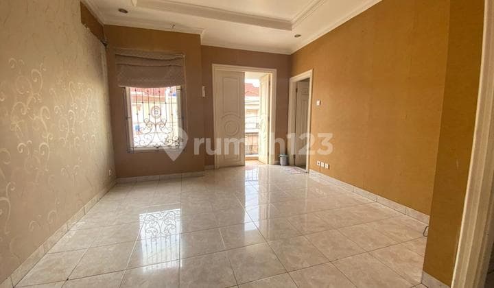 Rumah SHM Hadap Utara Bangunan 2 Lantai Unfurnished di Kalideres