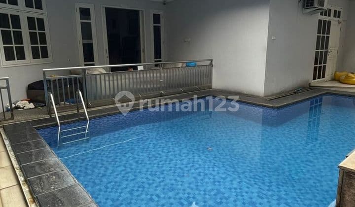 Luxurious House with Pool