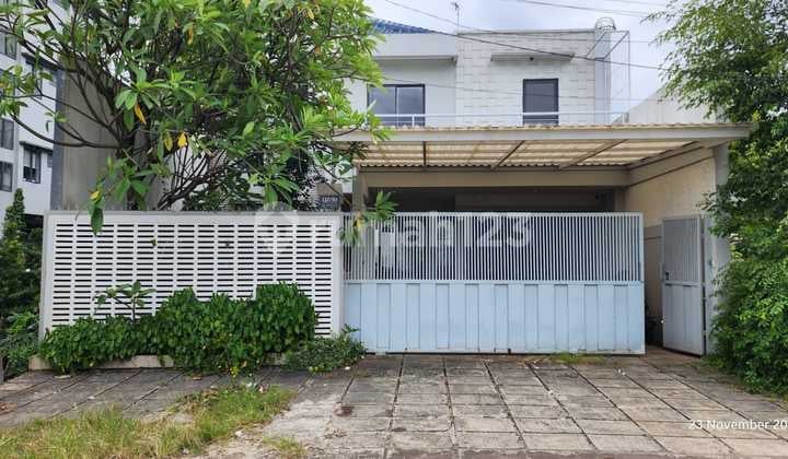 Rumah Modern Minimalis Jakarta Barat dengan Halaman Luas
