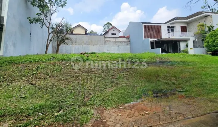 Lokasi Bagus, Depan Taman