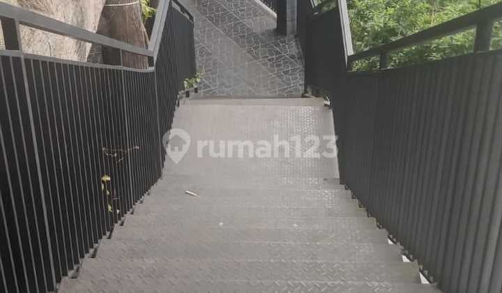 Dijual Resto Masih Aktif, Lokasi Sangat Strategis,Parkir Luas