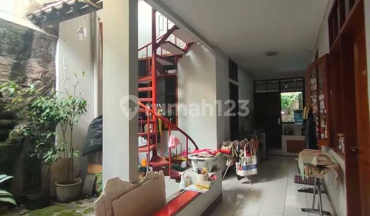 Dijual Rumah Terawat Siap Huni 1,5 Lantai Dekat Griya Padjajaran