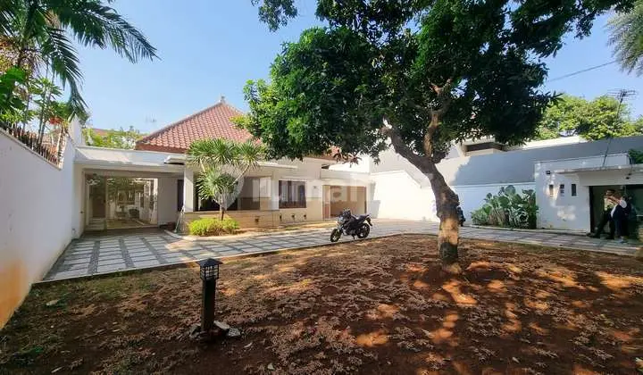 Rumah Menteng Nyaman dengan Private Swimming Pool