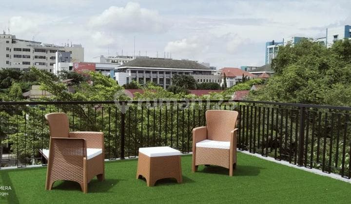 Jarang Ada! Rumah Menteng Rooftop Area, Cocok untuk Private Gathering