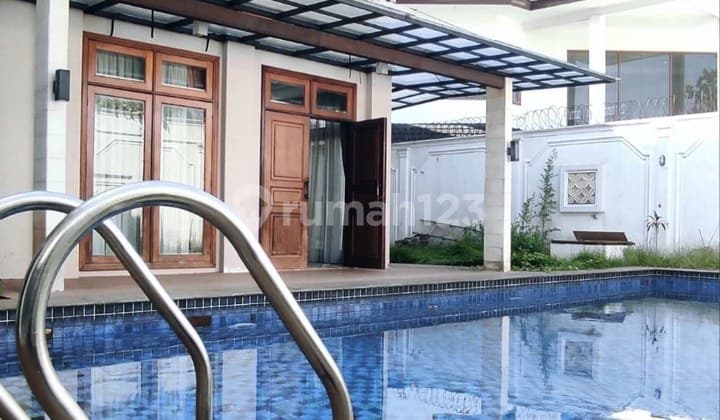 Rumah di Kawasan Tertutup dengan Keamanan 24 Jam & Kolam Renang Pribadi