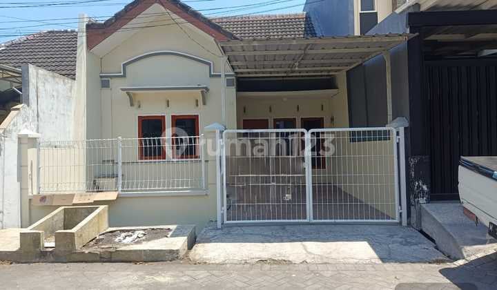 Rumah Dijual 1 1/2 Lantai Dekat Jalan Raya Merr