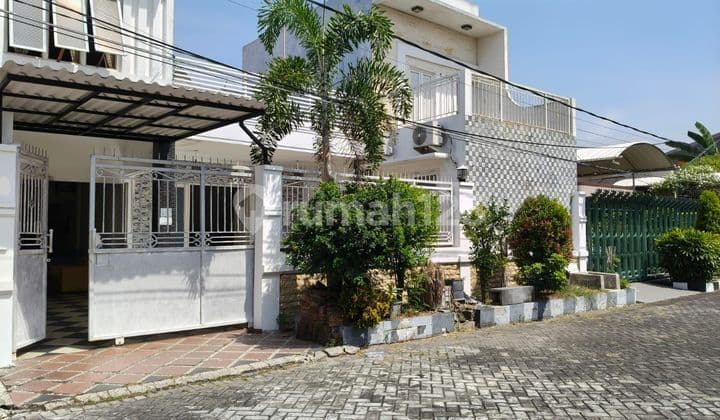 2-Story House for Sale, Strategic Location Suitable for Business