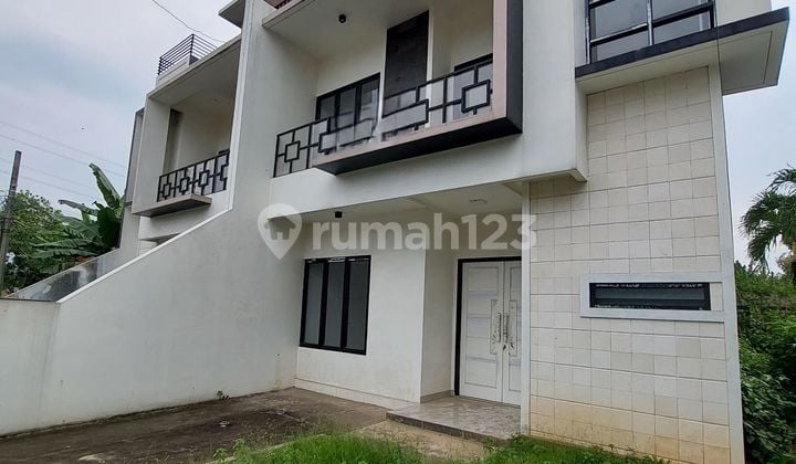 Rumah Bagus Luas 94 Meter di Jalan Utama Komplek, Dekat Tol Limo