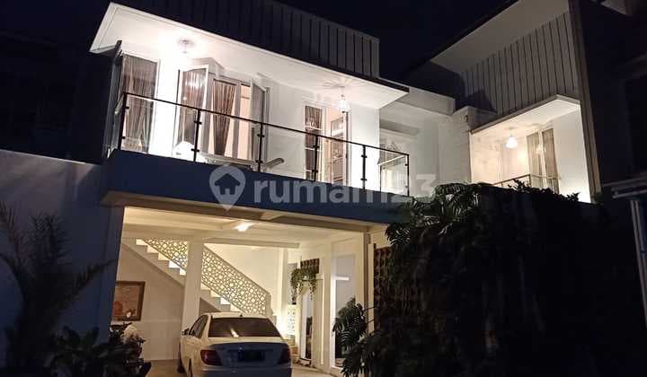 Rumah Modern Minimalis Swimming Pool 2.5 Lantai