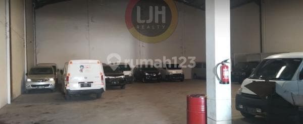 Bangunan usaha di Kaligawe Raya