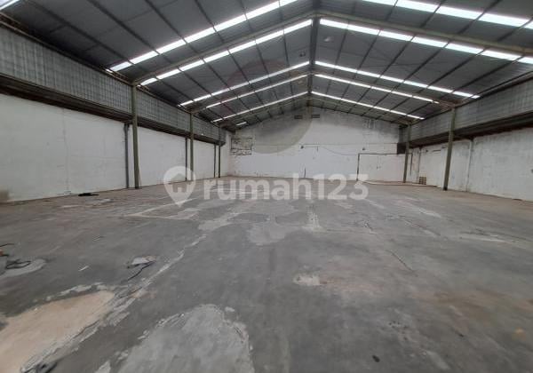 Ready-to-use warehouse on Jalan Suratmo.