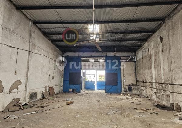 Warehouse in a Small Industrial Estate