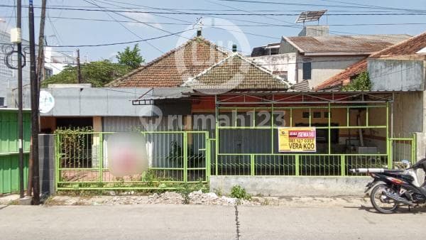 Bangunan usaha di jalan Halmahera