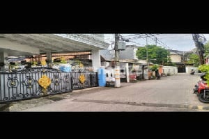 Sebidang Tanah Luas 211 M² Berikut Bangunan di Pejaten Timur