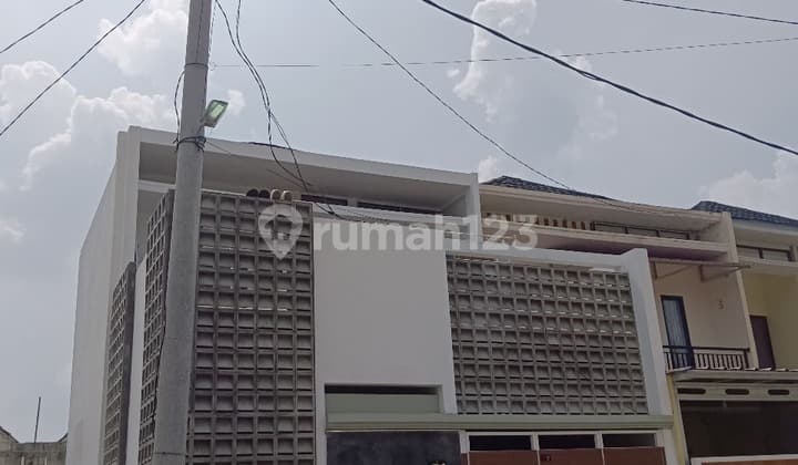 Rumah Dekat Tempat Restoran dan Hotel Haris