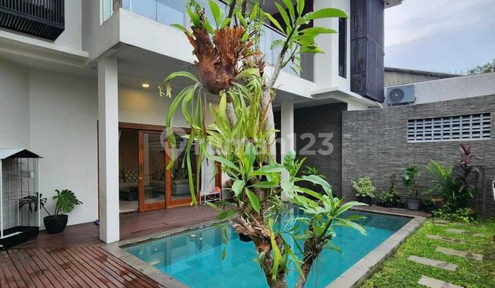 Rumah Tropis di Pondok Labu Jaksel Ada Kolam Renang. 0288