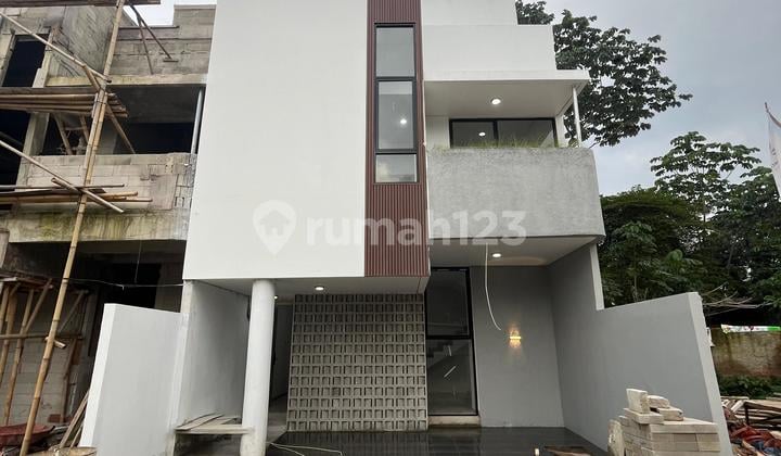 Rumah 2 Lantai + Rooftop Lebar Jalan 2 Mobil
