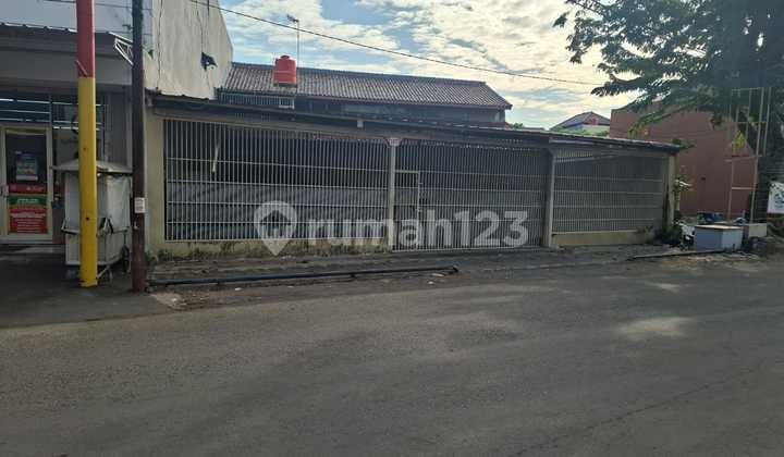 Rumah dengan Perkarangan Luas,Dan Terdapat Banyak Kafe atau Resto
