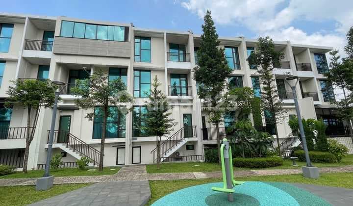 Rumah 4 Lantai dengan Lift Dijual Cepat Lokasi Strategis