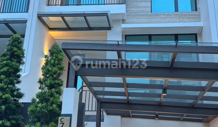 Townhouse Mewah dengan Lift Bangunan 4 Lantai di Pesanggrahan