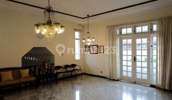 Rumah SHM Halaman Luas Garasi 3 Mobil Siap Huni di Pondok Indah
