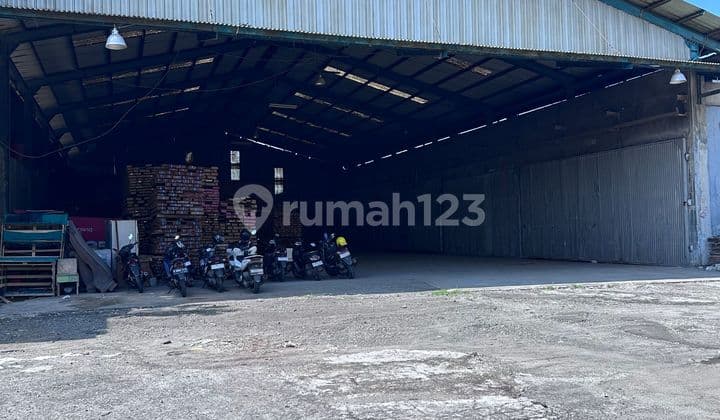 Gudang Strategis 2800 M2 Pinggir Jalan di Cakung