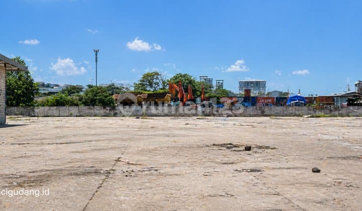 Lahan Lebar 90 Meter untuk Garasi/Pool Dalam Kawasan