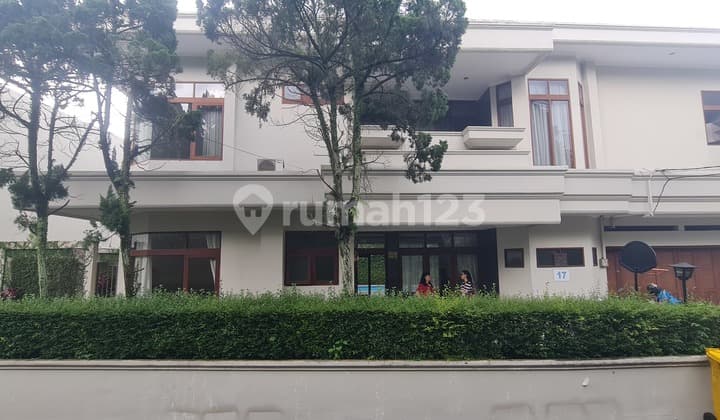 Rumah Kolam Renang | Semi Furnished | Siap Huni