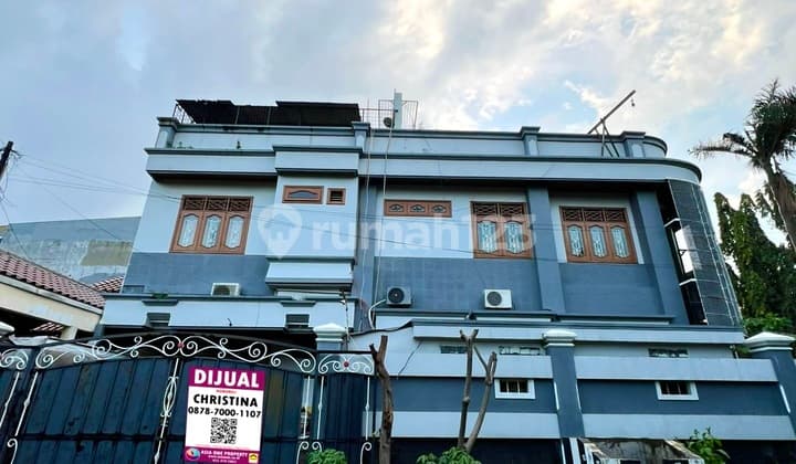 Rumah Mewah 3 Lantai Lokasi Strategis dan Asri di Kayu Putih