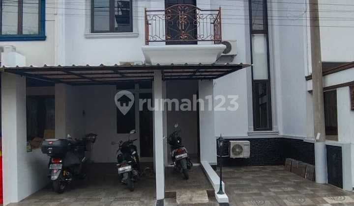 For Sale 3-Story House Highly Strategic, Guaranteed Flood-Free, in Jatinegara