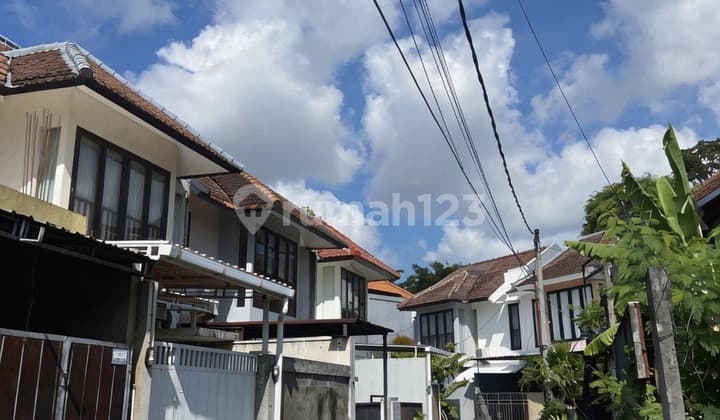 Rumah Strategis Dekat ke Canggu dan Seminyak di Keroboka Bali