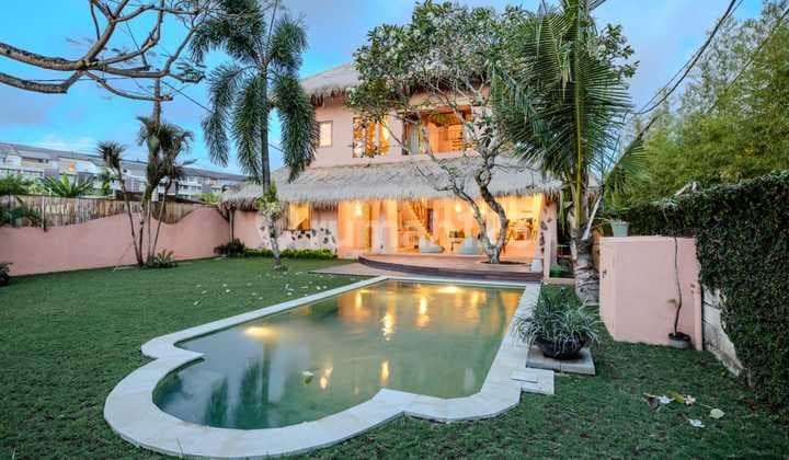 3-Bedroom Villa on 800M² Land. Featuring a Stunning Open Living Room/Kitchen, Breathtaking Natural Interiors, and a Private Mini Skate Park. Located in Central Umalas.